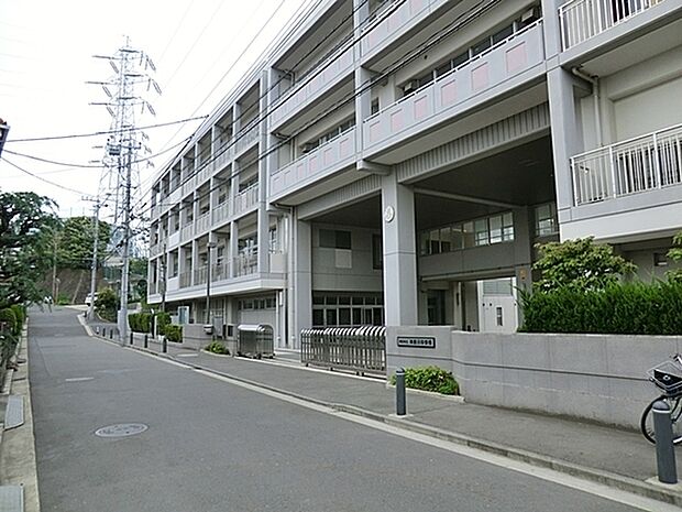 横浜市立神奈川中学校まで460m、徒歩約6分です。校舎が綺麗で学習もしやすい環境が整っています。