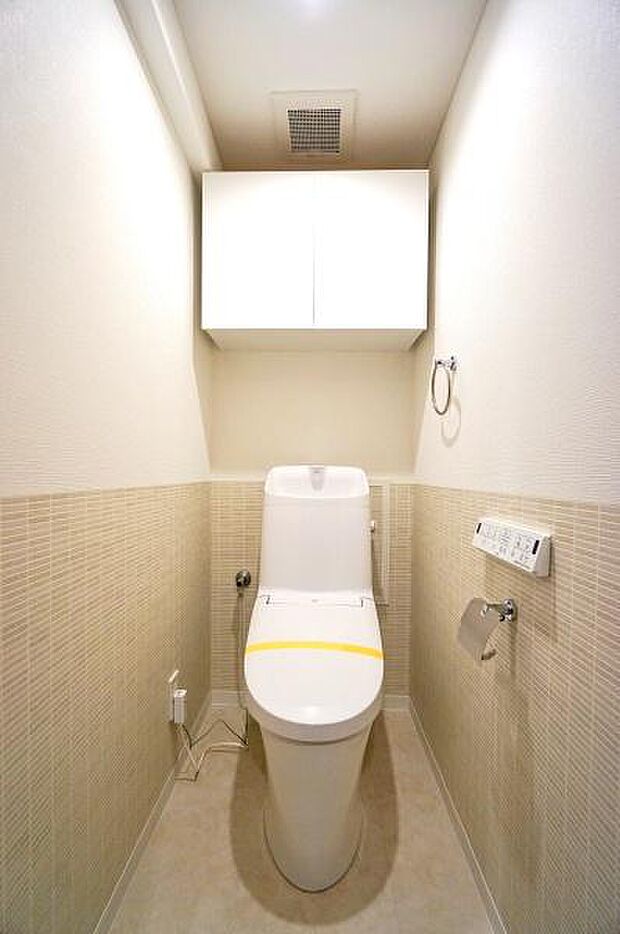 清潔感のある内装、すっきりとしたデザインのトイレです。