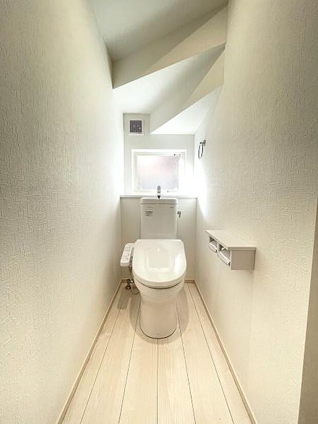 階段下スペースを有効活用した1階トイレ。　無駄なスペースがなく住空間を広くとっている間取りです。手摺や収納もあります