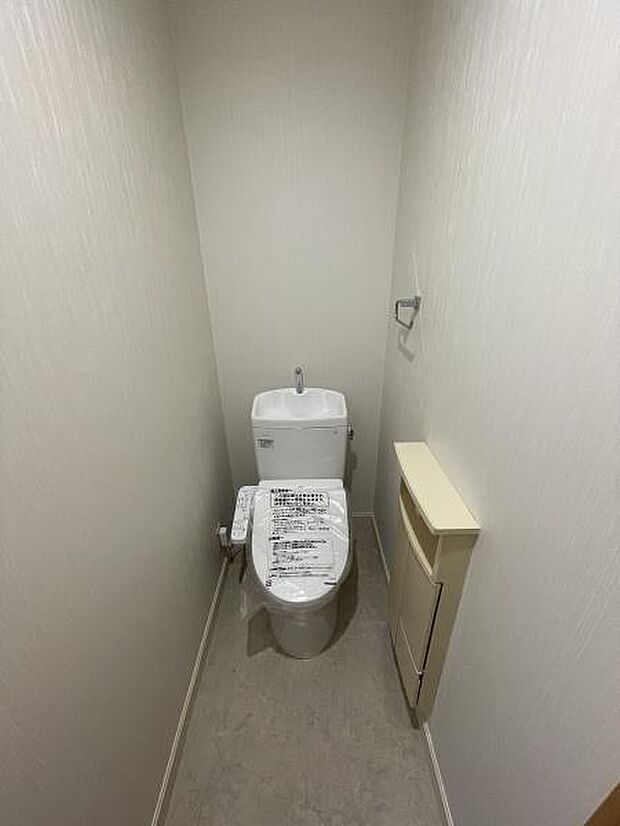2階トイレは新品交換されクロスも交換されています