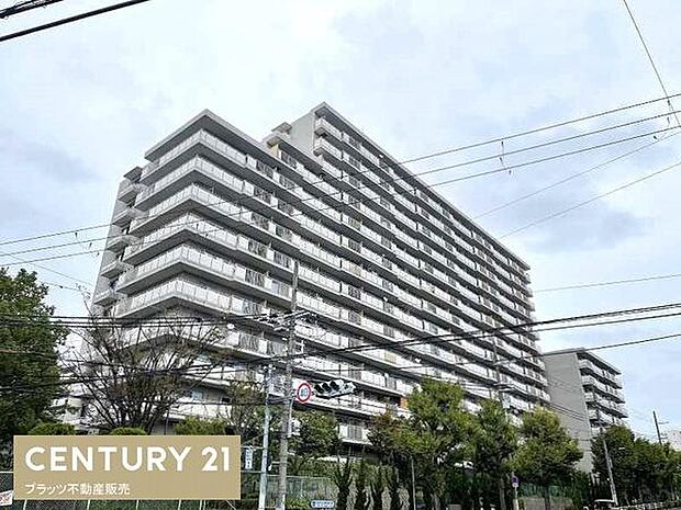 阪急千里線南千里駅までバス乗車約14分の立地。14階建ての1階部分となっております。お部屋は92.02平米ございます。