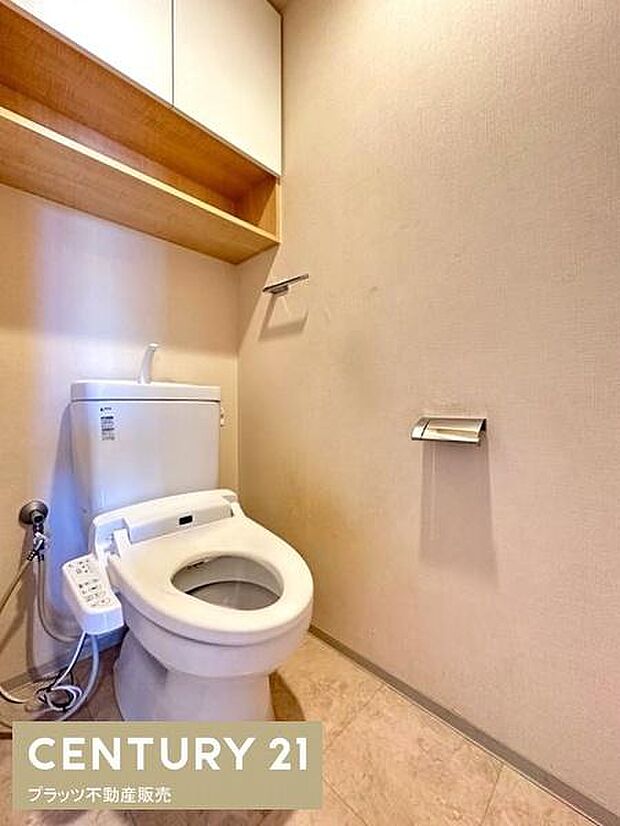 トイレの写真です。上部には収納スペースもございます。