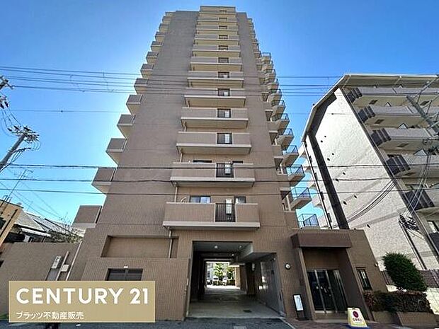 阪神本線武庫川駅まで徒歩7分の立地。13階建ての13階部分となっております。お部屋は72.83平米ございます。