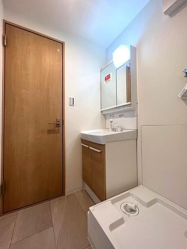 【洗面所・洗濯機置き場】洗面横に個室トイレ、正面に浴室の配置となっております。