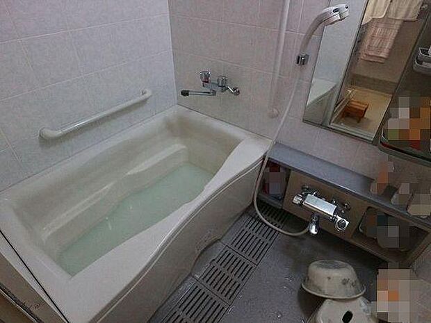 【浴室】手すり付きのシンプルなデザインのバスルーム。