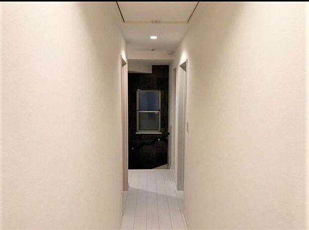 【室内廊下】廊下部分も白基調の明るいデザインで統一されております。