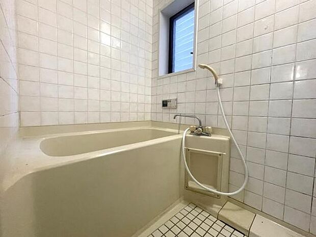 【浴室】小窓付きで自然換気も可能なバスルームです