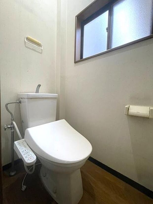 【トイレ】2階小窓付きで自然換気も可能な個室トイレ。