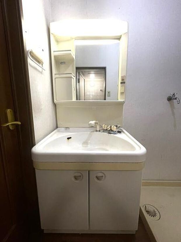 【洗面台・洗面所】シンプルなデザインの洗面台。下部収納付きです