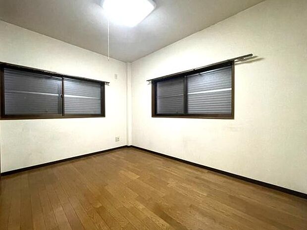 【洋室】居室は3階に洋室が2部屋、2階に和室が1部屋あります。