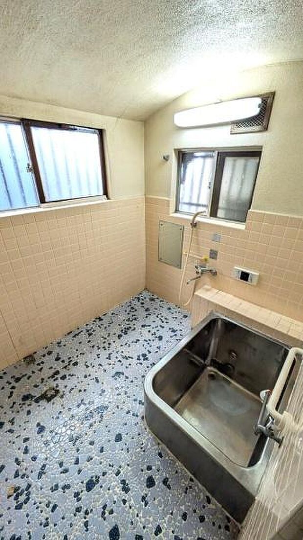 【浴室】小窓付きで自然換気も可能な広さのあるバスルーム
