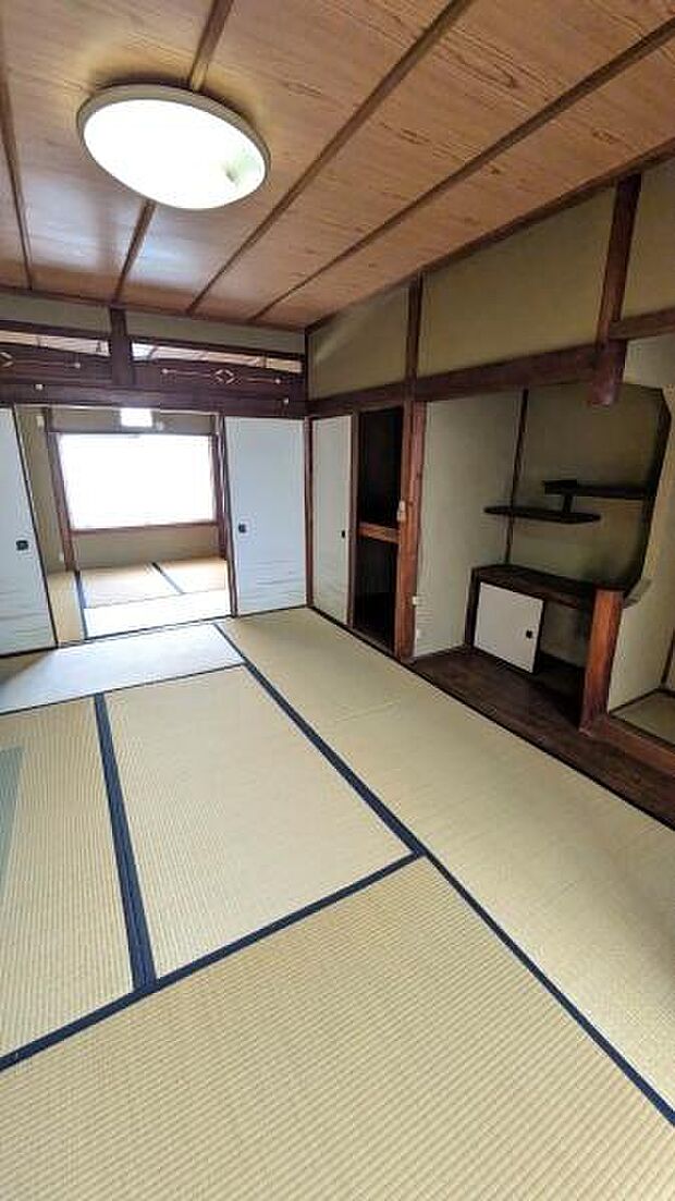 【和室】居室として使いやすい6帖の広さのある和室です。隣と繋げて部屋を広げる事も可能です！