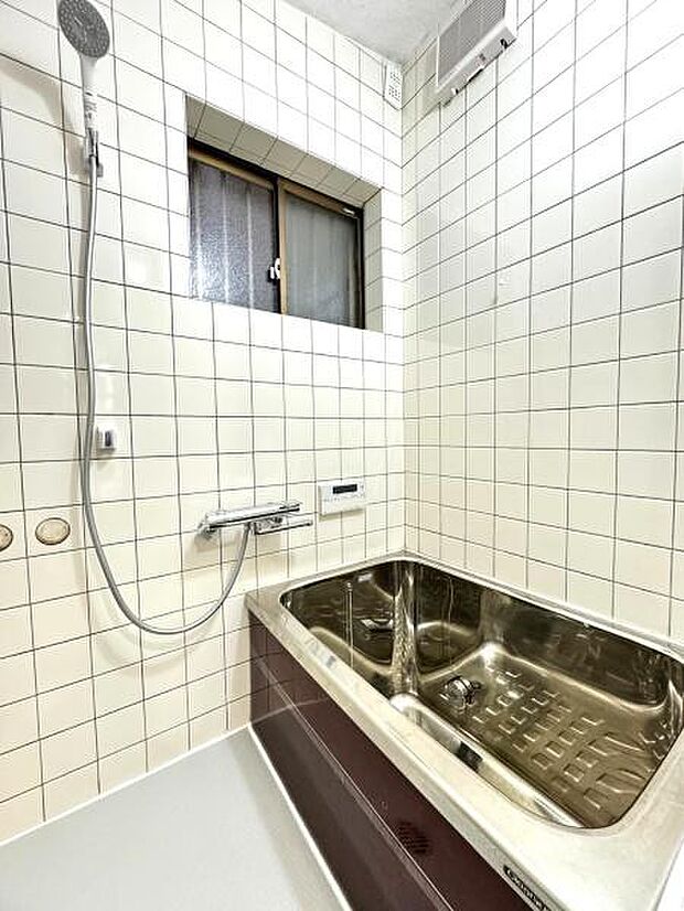 【浴室】シンプルなデザインの浴室。自然換気可能な小窓付きです