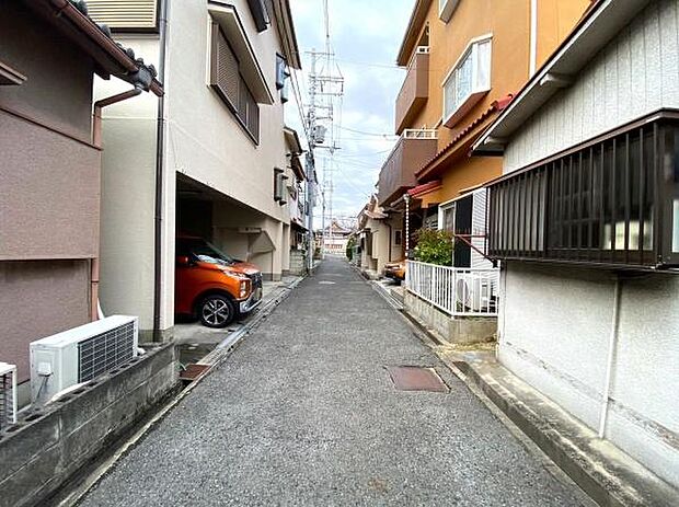 【前面道路】交通量の少ない前面道路です。