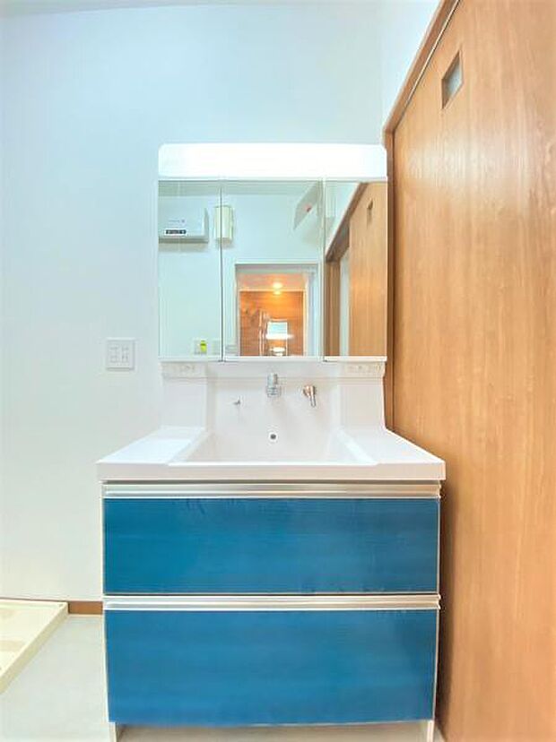 【洗面台・洗面所】鮮やかな青が印象的な洗面化粧台。使いやすい幅広タイプ。