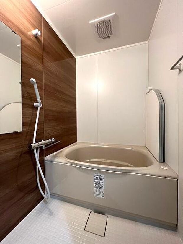 【浴室】リフォーム済のバスルーム。モダンで落ち着いたデザインとなっております。
