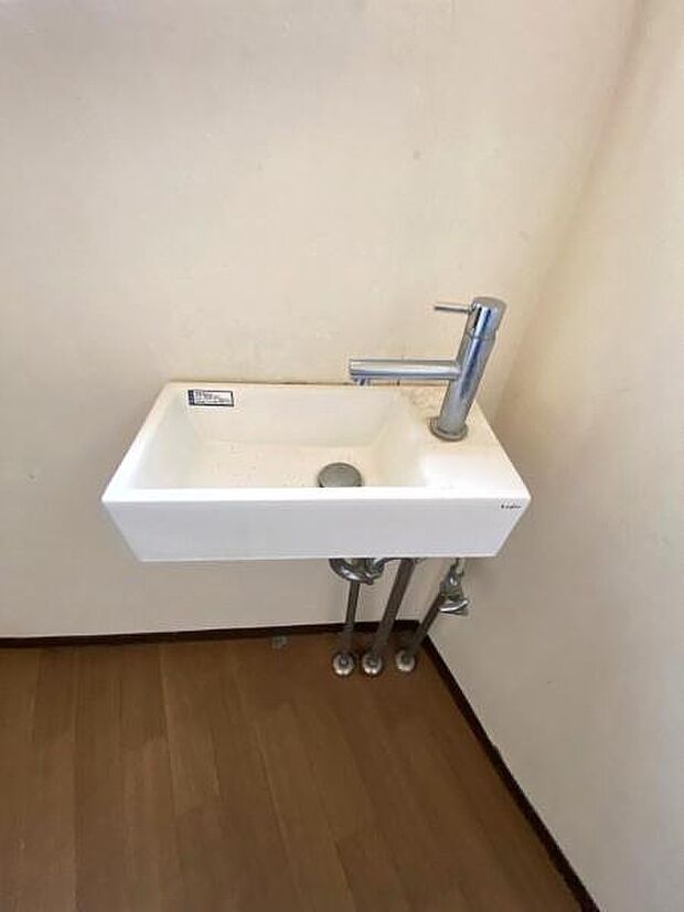 【洗面】1階トイレとシャワールーム前には階段につながる開けたスペースがあり、手洗い場が設置されております。