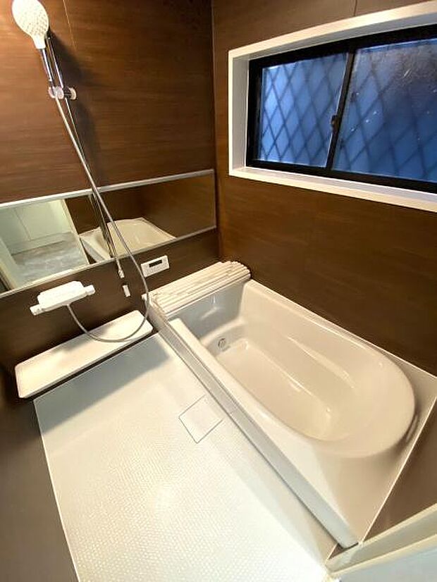 【浴室】足を伸ばしてゆったりくつろげる広さのあるバスルーム。小窓付きで自然換気も可能！
