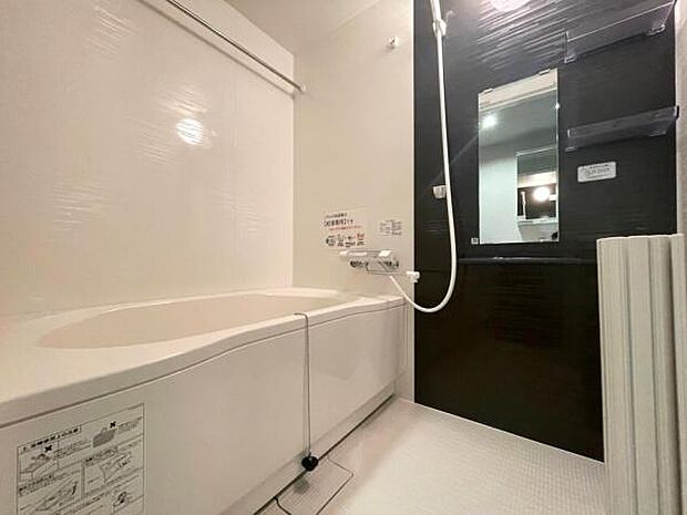 【浴室】ゆったりくつろげる広さのあるバスルーム。冬や雨の日のお洗濯にもうれしい浴室暖房乾燥機つきです！
