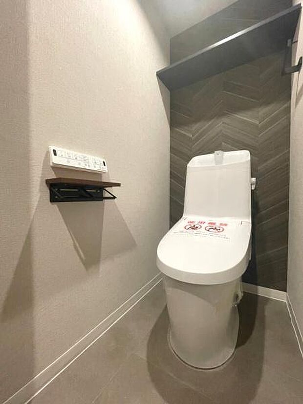 【トイレ】リフォーム時に新調済の個室トイレ。上部棚付きペーパーホルダーもウッドデザイン仕様です