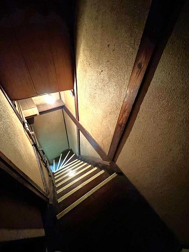 【階段部分】2階建ての室内階段分です。