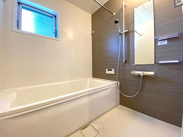 【浴室】足を伸ばしてゆったりくつろげる広さのあるバスルーム。冬や雨の日のお洗濯にもうれしい浴室暖房乾燥機つきです小窓付きで自然換気も可能！