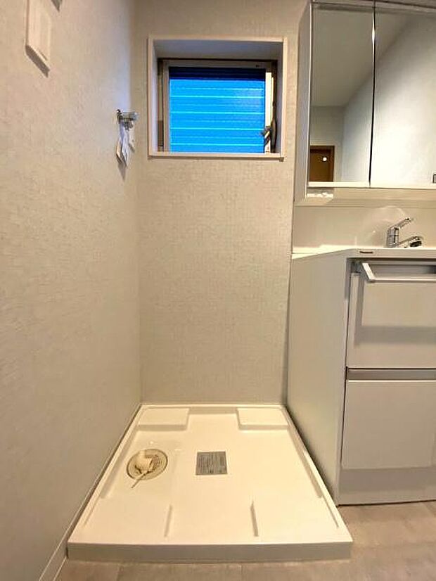 【洗濯機置き場】洗面台横に洗濯機置き場があります。