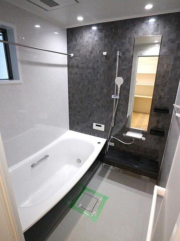 【浴室】足を伸ばしてゆったりくつろげる広さのあるバスルーム。落ち着いたスタイリッシュモダンなデザイン。雨の日や冬に便利な浴室乾燥機付き！