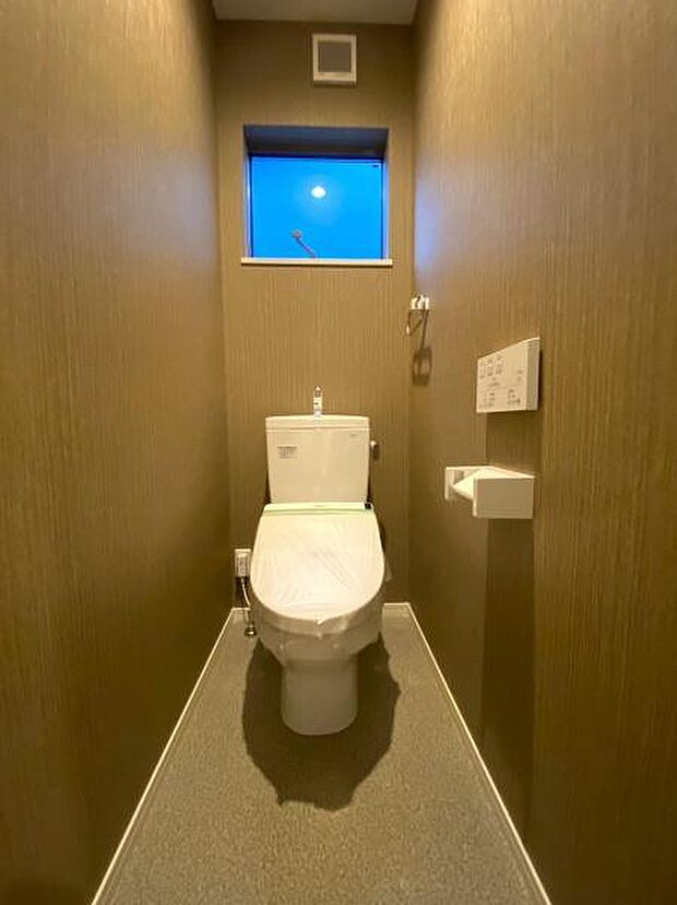【トイレ】小窓付きで自然換気も可能な個室トイレ。