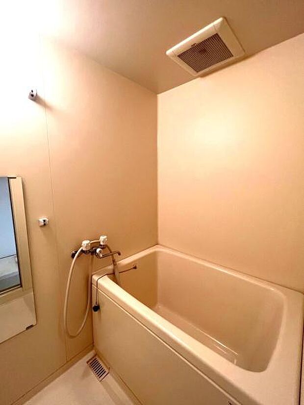 【浴室】シンプルなデザインのバスルームです