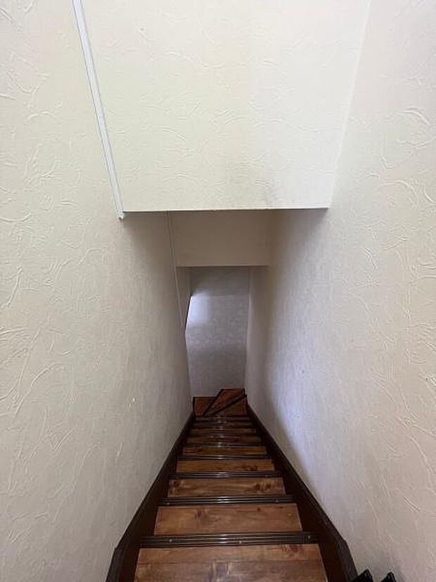 【階段】居住スペースと事務所を行き来できる室内階段です