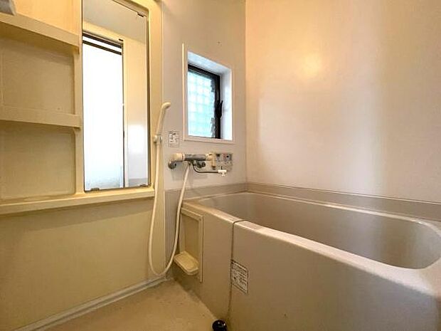 【浴室】シンプルなデザインのバスルームです。小窓付きで自然換気も可能です