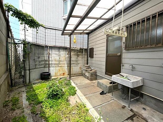 【庭】塀に囲まれたプライベート性の保たれた庭スペースです。