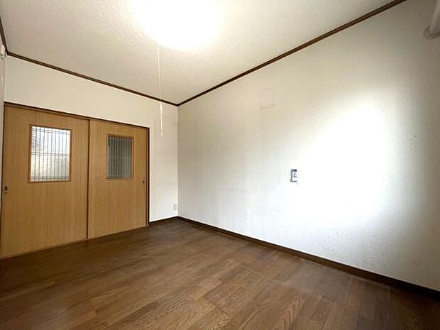 【洋室】玄関横に位置する洋室。寝室・書斎にもご使用できる広さがあります。