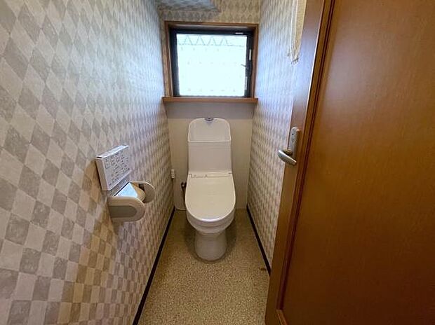 3年前にTOTOのリモコン式の温水洗浄便座付トイレに新しくリフォームしています。