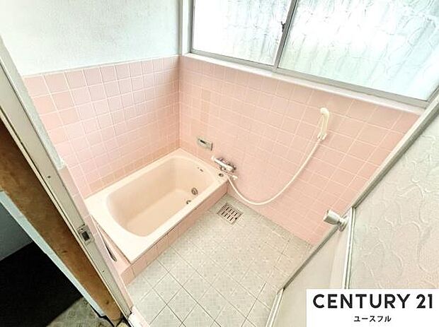 浴室は湿気がたまりやすく、換気扇だけではどうしてもカビが出やすいです。窓があるだけでお風呂のカビのお掃除がラクラクです。
