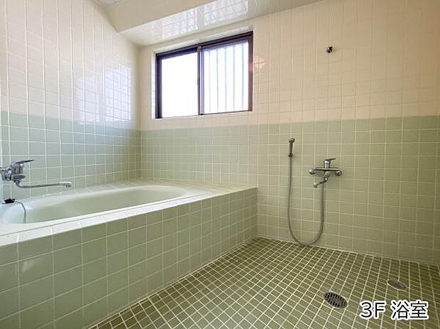 耐久性のあるタイル張りの浴室