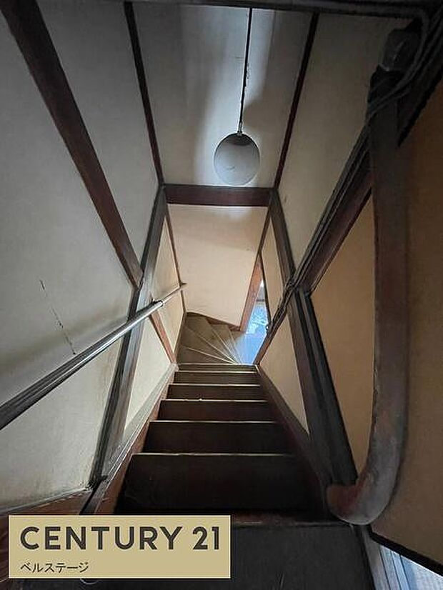 階段は手摺があって安心！