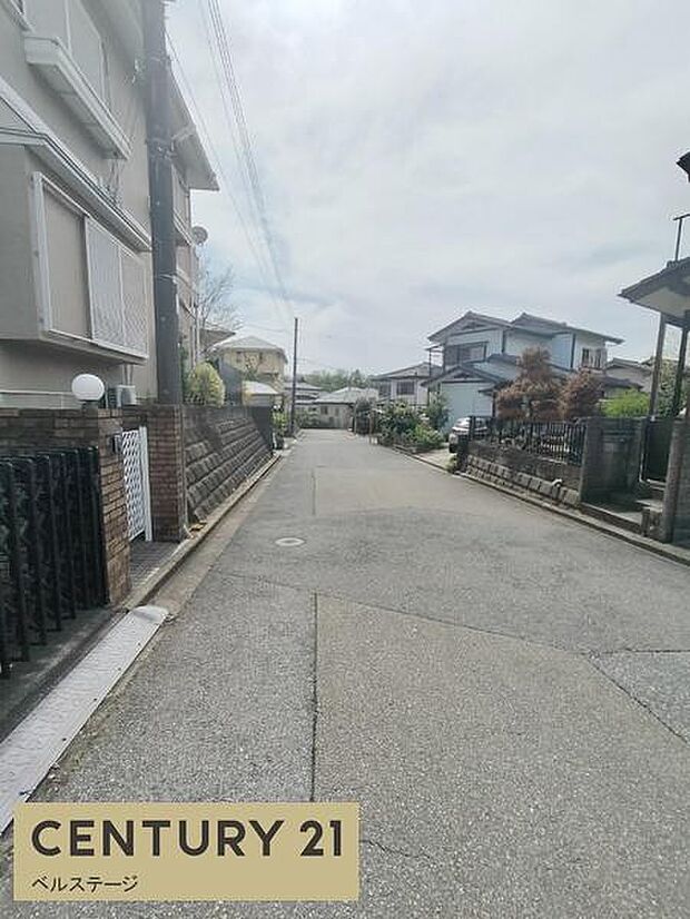 前面道路が広くお出かけ時も快適です！