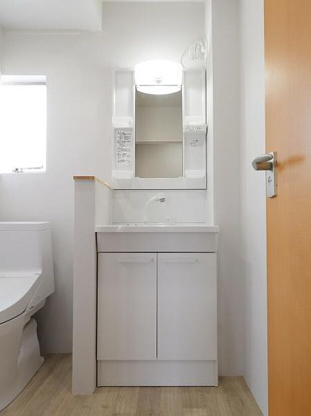 白を基調とした清潔感のある洗面室