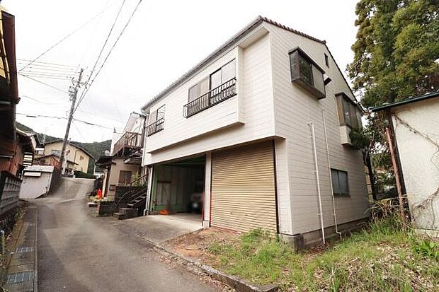             富士市北松野　同一敷地 2棟の中古住宅です
  