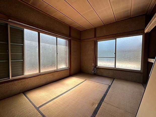 【和室6帖】2面採光を確保した明るい室内は、風通しも良く、大変居心地の良い空間となっております。爽やかな風を感じて起きる朝は、快適生活の始まりに！