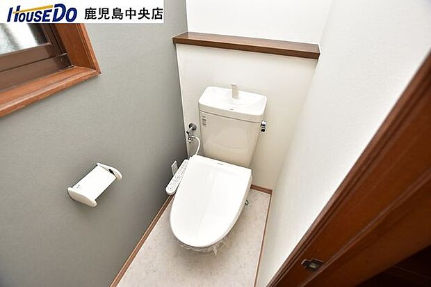 【1階トイレ】新調して温水洗浄便座機能付きのトイレです！