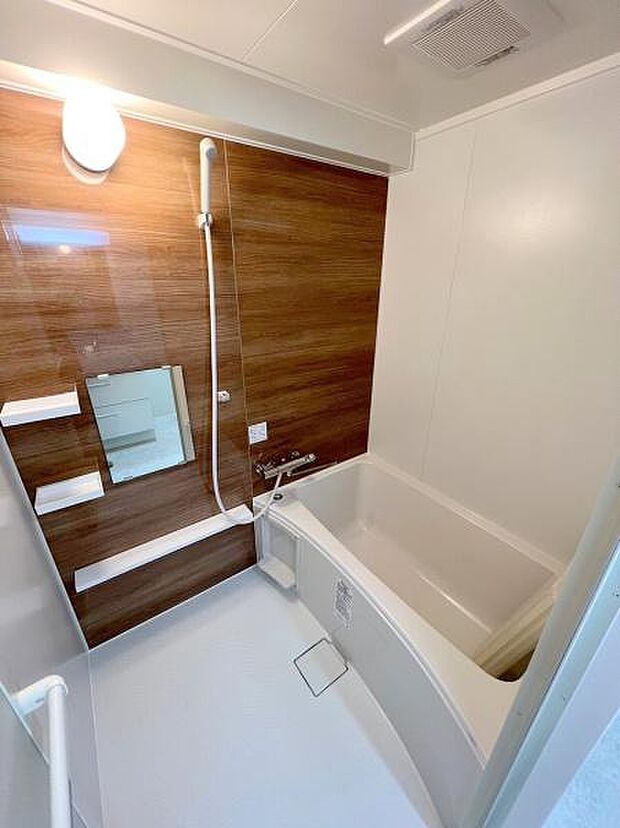 【浴室】足を伸ばしてゆったりくつろげる広さのあるバスルーム。明るいナチュラルな色合いと広々浴槽で毎日快適な入浴が楽しめます。