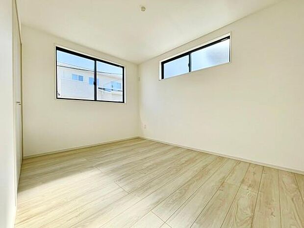■■居室■■各居室ごとにデザイン性のある窓を配置しました。壁面にはデスクやベット等の家具を置きやすいように高さや位置にも配慮しました。自分だけのお気に入りの空間を是非ご体感下さい。