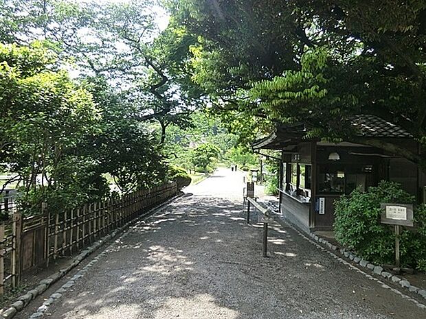三渓園まで1165m、17.5haの敷地に17棟の日本建築が配置されている。園内にある臨春閣や旧燈明寺三重塔など10棟は重要文化財に指定。
