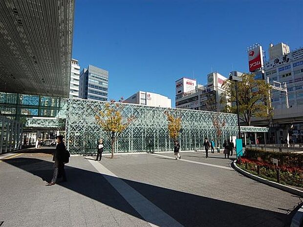 ＪＲ川崎駅まで2786m、東海道線・京浜東北線・南武線など複数路線が乗り入れるビッグターミナル。周辺は開発が進み、バス路線も豊富です。