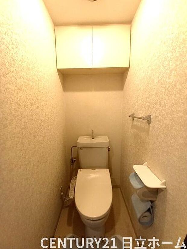 収納棚のあるトイレです。トイレ内すっきり。