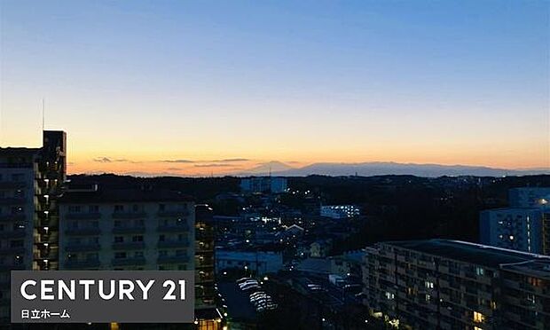 《眺望》　■目の前には気持ちの良い空が広がります。前面に高い建物がないので開放的で開けた眺望が望めます。富士山も見える贅沢な景色です。