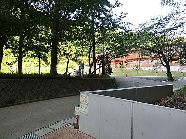 鎌倉市立第二中学校まで2801m